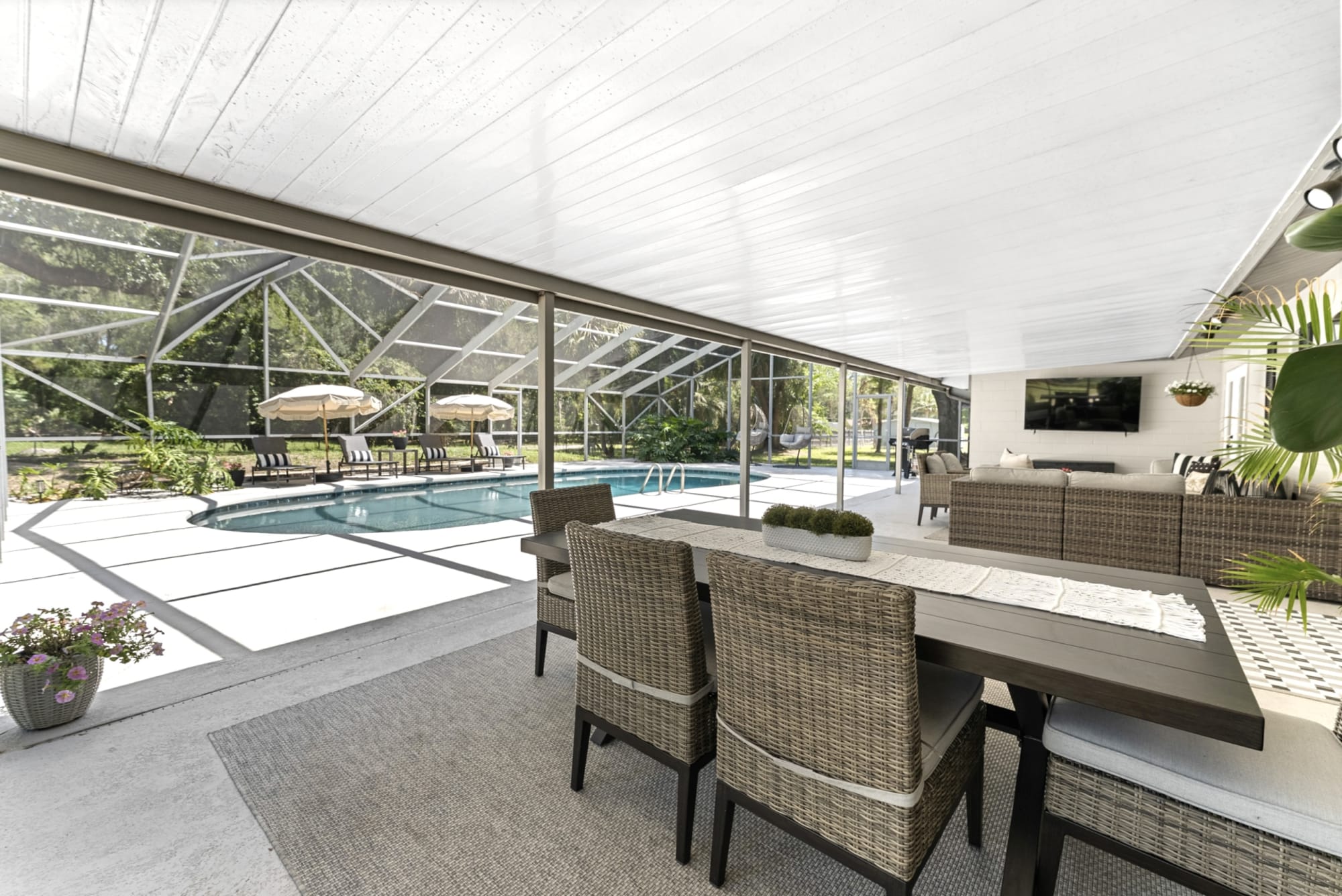 Wicker and metal patio dining set in Kelli Bateman's Airbnb outside patio