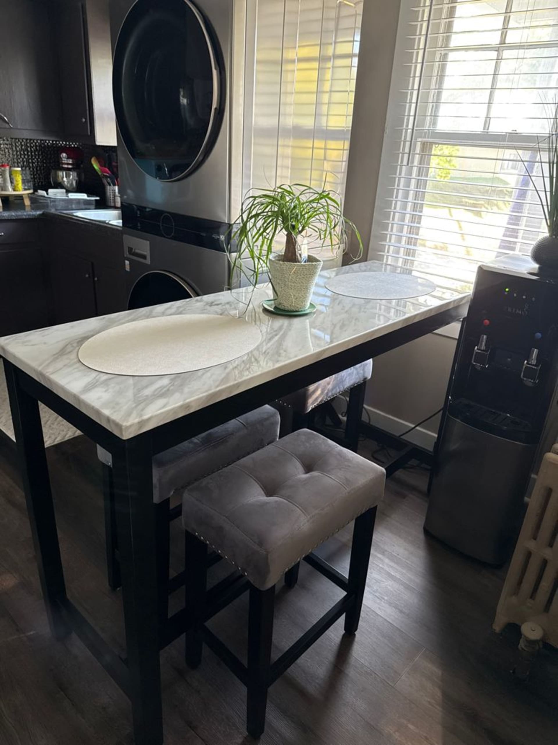 A sofa table as a narrow table in kitchen