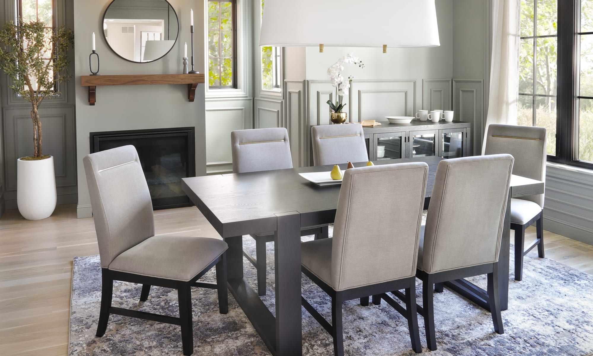 Moderno Dining in green room with Spring scenery