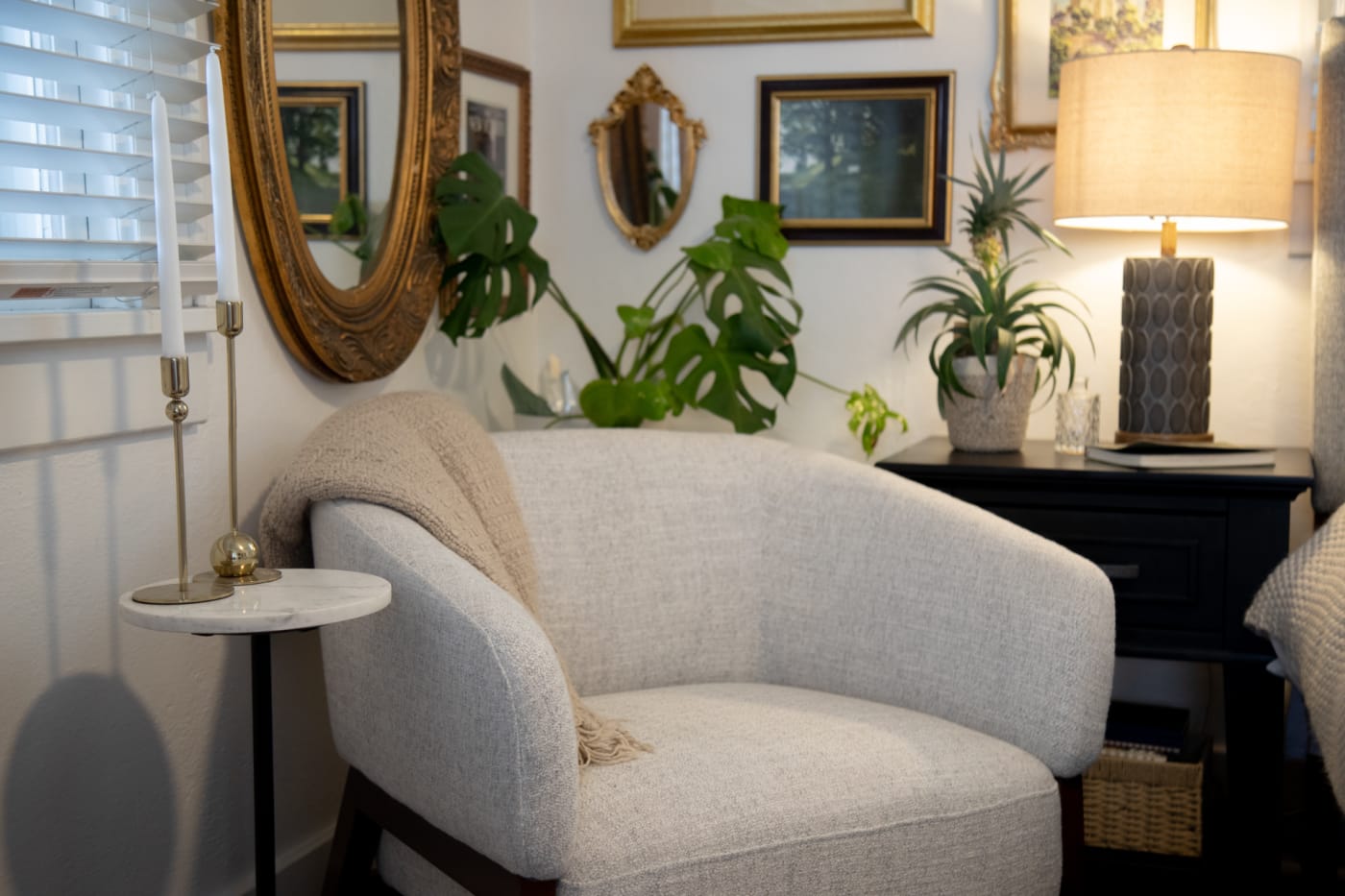 Modish Accent Chair in bedroom with round table