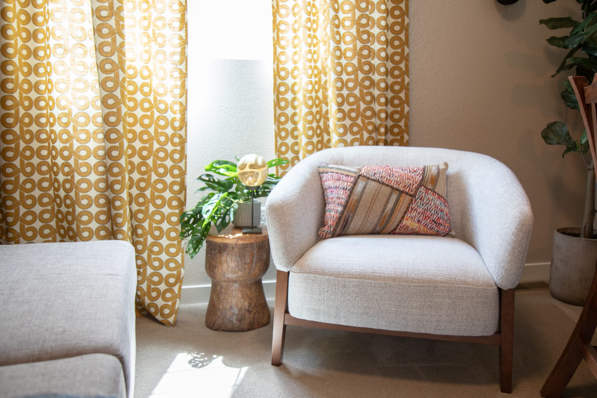 A round white accent chair in room