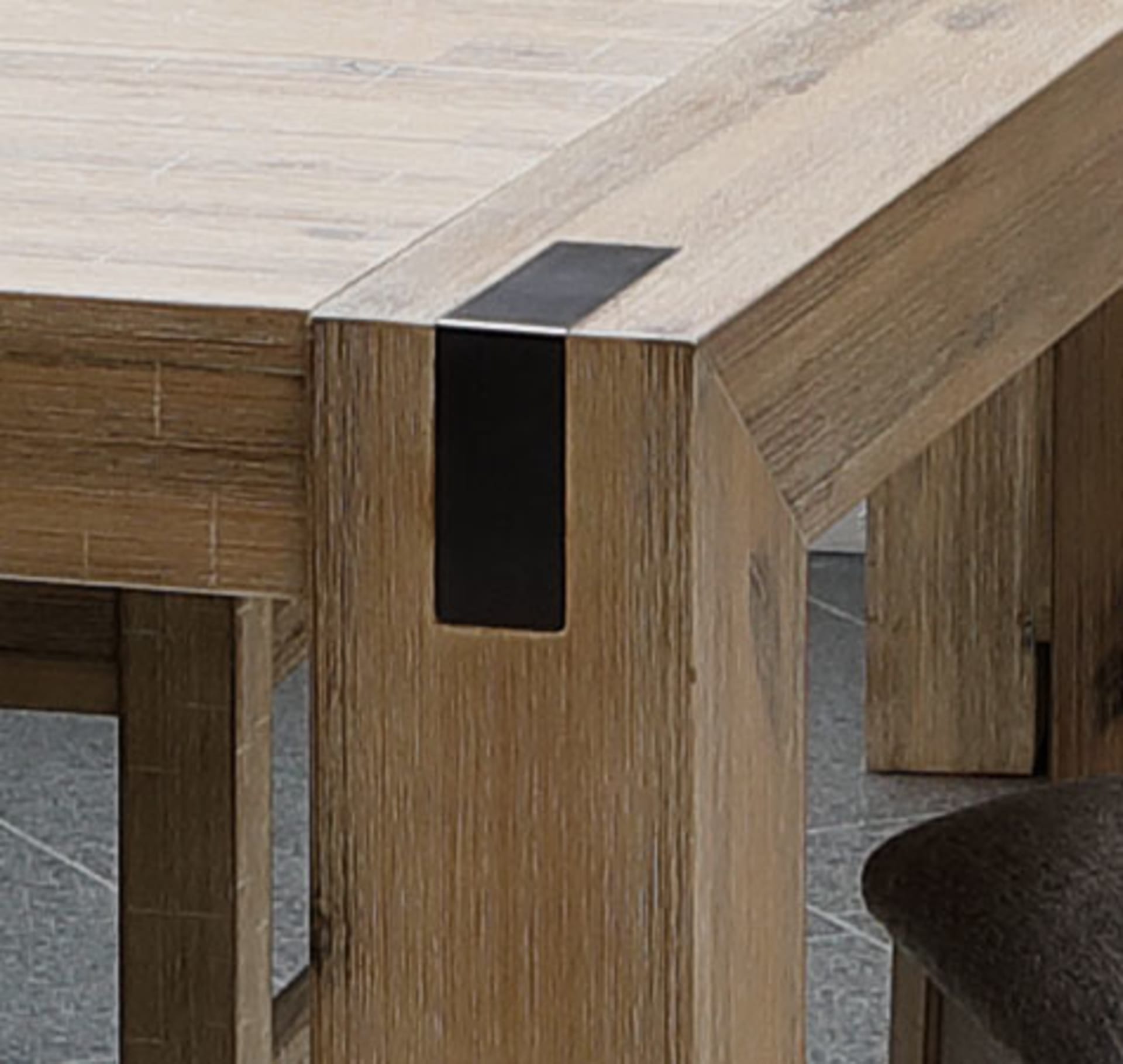 Vail Dining Set Feature