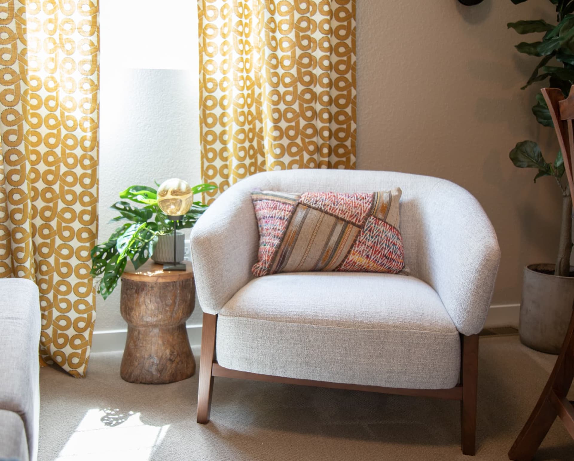 A round white accent chair in room