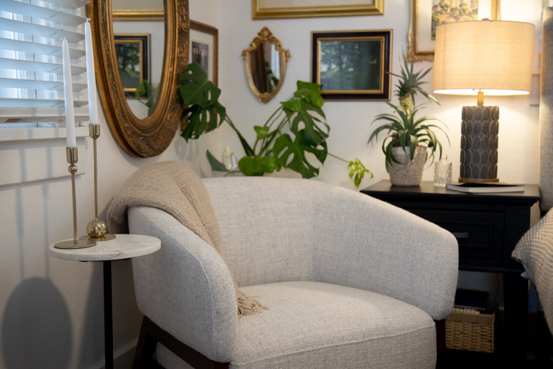 Modish Accent Chair in bedroom with round table